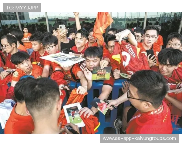 球迷支持热烈，现场气氛火爆！，球迷的热情